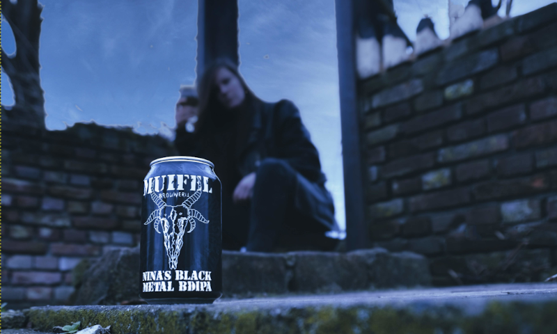 Muifelbier op blik met brouwer nina op de achtergrond